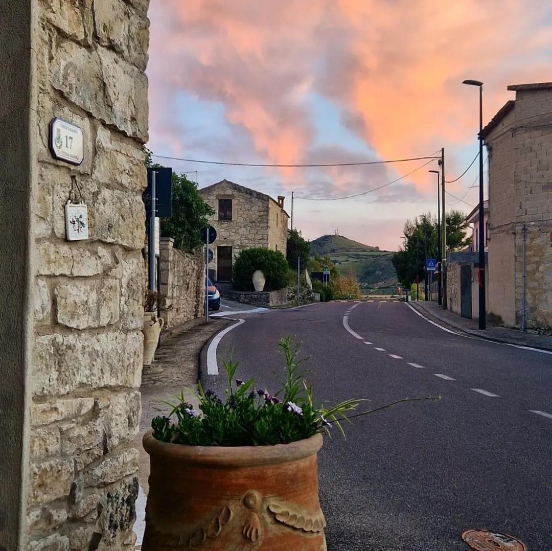 Domus De Jara - Casa Montis Lägenhet Baradili Exteriör bild
